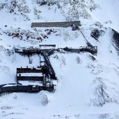 Tidigare norska kolgruvan 2 i Longyearbyen på Svalbard. Gruva 2B i Longyeardalen, den andra ingången till Gruva 2, öppnade 1937 och stängdes 1968 när det mesta av kolet hade utvunnits.  Foto: Wikipedia Commons Lic. Kredit: Bjørn Christian Tørrissen
