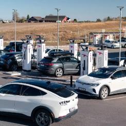 Elbilar laddas vid en laddstation i Sandvika utanför Oslo.  Foto: mobilityportal.eu