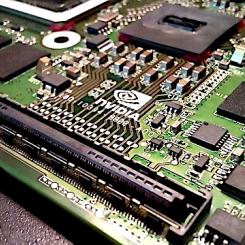 Nvidia halvleare: Analysen bygger i hög grad på ett makroresonemang: att investeringstakten i AI-infrastruktur och datacenter riskerar att toppa, vilket i sin tur kan leda till fallande värderingsmultiplar för leverantörer av AI-hårdvara – i första hand AI-halvledare. Foto: Creative Commons lic, kredit: JacekAbramowicz