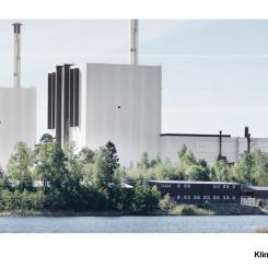 Jämtkrafts nya kraftvärmeverk som ska driftsättas i slutet av 2024. Gamla kraftvärmeverket från 2001 i bakgrunden. Koldioxiden från de biobränslen som eldas i kraftvärmeverket ska fångas in och tillsammans med Unipers vätgas bilda e-metanol. Bild: Uniper