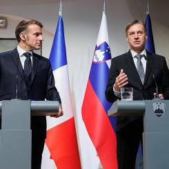 Frankrikes president Emmanuel Macron och Sloveniens premiärminister Robert Golob under undertecknandet av deklarationen om kärnkraftssamarbete. Foto: Gov.si/Nebojša Tejic)