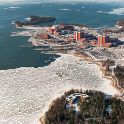 Olkiluoto-ön med de tre reaktorerna inklusive besökscentret. OL3 längst till vänster. Foto:Teollisuuden Voima Oyj
Olkiluoto