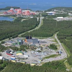 Anläggningen Onkalo med Olkiluoto-kärnkraftverket i bakgrunden vid Bottenviken i Finland. Foto: företaget Posiva.