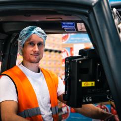 Medarbetare på OLW:s fabrik i Filipstad. Foto: Orkla Snacks