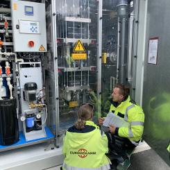 I sitt arbete med produktion, komprimering, lagring och distribution av vätgas ser de på Euromekanik ett ökat intresse för att använda vätgas som bränngas. Här driftsätter de en elektrolysör för produktion av vätgas. Foto: Euromekanik