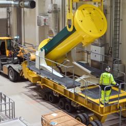 Transportkapseln i mottagningshallen på väg till inkapslingsanläggningen (Bild: Posiva)