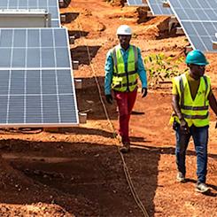 I soliga Afrika är kalkylen särskilt komplex. Kontinenten har ett stort behov av investeringar i energisektorn, men många afrikanska ledare vill undvika att upprepa tidigare utvecklingsmodeller där råvaror exploateras och exporteras, medan det lokala värdeskapandet uteblir. Foto: World Bank