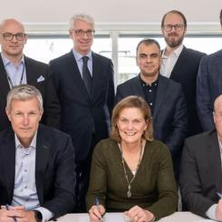 Signering av avtal Per Ekström(Svk), Joacim Redlund(Svk), Roger Wanström(Kanonaden), Ragnar Tomstad, Ali Azar, Andreas Berndtsson, Tony Moberg från Hitachi Energy, Stefan Lundberg(Svk), Sten Trolle(Hitachi Energy) Sittande: Per Eckemark(Svk), Peter Ek(Kanonaden), Lotta Medelius-Bredhe(Svk), Tobias Hansson och Anna Svensson (Hitachi Energy)