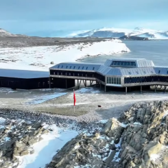 Qinling Station; pinyin: Qínlǐng zhàn,  är en antarktisk forskningsstation som drivs av Kinas polarforskningsinstitut. Den är belägen på den södra kanten av Inexpressible Island i Terra Nova Bay, Scott Coast, Victoria Land, vid Ross Sea-kusten i Östantarktis. Foto: Wikipedia Common, kredit: 中国新闻社