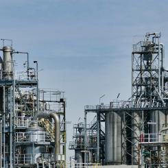 Raffinaderi. Ytterligare en faktor som påverkar oljepriserna är de växande råoljelagren i USA. Under den senaste veckan ökade lagren med 4,1 miljoner fat, vilket var mer än vad USA:s energidepartement, EIA, hade förväntat sig. Foto: Creative Commons Lic. Kredit: SatyaPrem