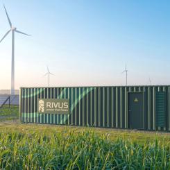 Visualisering av Rivus batteriteknologi i bruk vid vind- och solenergianläggningar.