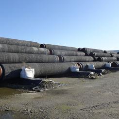 Överblivna rör för Nord Stream 2 in tyska hamnen Mukran. Foto: Wikipedia Common, kredit: Gerd Fahrenhorst
