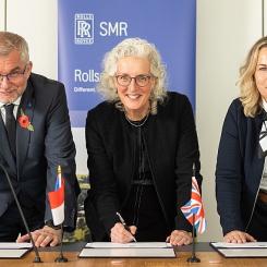 Martin Rušcák (till vänster), Ruth Todd (mitten) och Blanka Cupáková, SMR-samordnare på ČEZ. (Foto: ÚJV Řež)