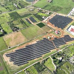 8,3 MWac solkraftverk Bosco i Partinico, Sicilien och 15 000 solcellsmoduler kommer att förse upp till 7 000 italienska hushåll med grön el. Viltvänligt stängsel installerat för att skydda biologisk mångfald. Foto: RWE