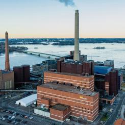 Sundholmens produktionsområde i Helsingfors genomgår en kraftig förnyelse. Pellets ersätter användningen av kol i Sundholmens värmeverk, vars kolbaserade produktion upphörde våren 2023. Den kolbaserade el- och värmeproduktionen i kraftverk B upphör och anläggningen kommer att avvecklas den 1 april, 2025. Inte undra på att Helsingforspolitikerna nu diskuterar utmaningen att ersätta kolkraften inom staden på en övergripande nivå. Foto: Energibolaget Helen.