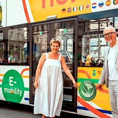 UNVI lanserade en sightseeingmodell av elbuss i slutet av 2021 i Spanien, med motorer integrerade i hjulen från Ziehl-Abegg (ZAwheel) och batterier från BMZ. Det är dock inte specificerat om de bussar som levereras till Wien delar samma specifikationer. Foto: Wiens Sightseeing Tours (Screenshot)