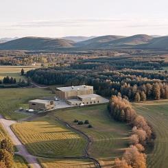 Illustration av Blykallas planerade SEALER-kraftverk. Genom samarbetet med Hitachi Energy ska bolaget utveckla standardiserade lösningar för elnätsanslutning och elektrisk infrastruktur för framtidens blykylda SMR-anläggningar. Illustration: Blykalla.