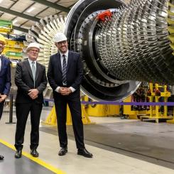 Storbritanniens premiärminister Keir Starmer (i mitten) tillsammans med Siemens Energys vd Christian Bruch och Darren Davidson, företagets vice vd för Storbritannien, vid Siemens Energys Clean Energy Centre i Berlin. Foto: Siemens Energy