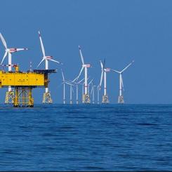 Havsbaserade vindkraftsparker har pekats ut som en lösning på energiproblemen, inte minst från Vattenfalls sida. Nu när Vattenfall får grönt ljus för en sådan i havet utanför Trelleborg, tvekar man av oro för att projektet inte ska vara lönsamt.
Foto: Wikimedia Commons
