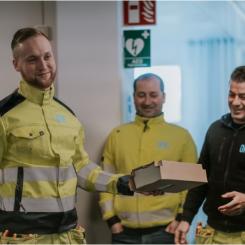 Medarbetare i projektet har samlats för att fira den 800 000 installationen. Foto: ONE Nordics