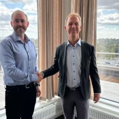 Här ser vi Johan Dagertun, Peab och Lars Gutenwik, vår CFO, som precis undertecknat avtalet. Foto: ONE Nordic