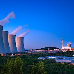 Den första bränslepatronen har nu laddats in i reaktor 4 vid kärnkraftverket Mochovce, vilket markerar starten på den aktiva idrifttagningen. Foto: Slovenské elektrárne.