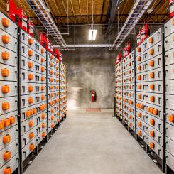 Så kallat smart power center, men hur smart? – De batterilager som nu planeras riskerar att bli fler än vad som faktiskt behövs, säger en tysk energiexpert. Foto: General Electric & Flickr