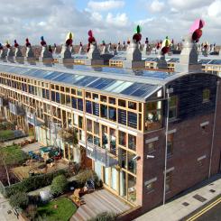 Solpanel på taket i BedZED ekoby i England. Foto: Wikipedia Common, Källa: Flickr – BedZED, kredit: Tom Chance