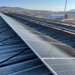 År 2010 bedömde IEA att världen skulle nå 410 gigawatt installerad solkraft till 2035. Redan nu finns mer än fyra gånger så mycket, varav omkring hälften i Kina.    Foto: Creative Commons Lic. Kredit: Superadsmaker