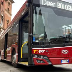 I Bologna levereras dessa bussar i två olika utföranden – en tre-dörrarsvariant för stadstrafik och en två-dörrarsversion för förortstrafik. Totalt omfattar beställningen 60 tre-dörrarsbussar och 67 två-dörrarsbussar. Foto: TPER
