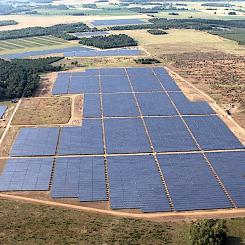Solparken Jännersdorf på 40,5 megawatt i Prignitz, Tyskland. Foto: Wikipedia Common Lic. Kredit: Parabel GmbH
