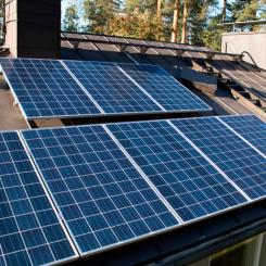 Solpaneler finns det redan på taken i egnahemshus  i sydfinska Orimattila, där tre olika solkraftsprojekt är aktuella – samtliga med olika tillståndsprocesser. Foto: ORIMA