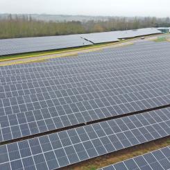 Solnet Group har tillsammans med Onsite Energy färdigställt en solkraftsanläggning på 5,1 megawatt för en global fordonstillverkare i Storbritannien. Foto: Solnet Group