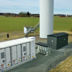 Soltech driftsätter batterier. Pressbild: Soltech Energy Sweden