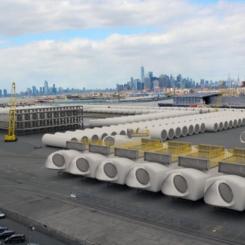 Equinor's utrustning för nya vindkraftsverk lagrade vid South Brooklyn Marine Terminal. Foto: Equinor