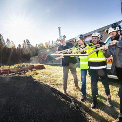 Spataget i Gävle togs av Ingrid Capacitys styrelseledamot Ibrahim Baylan tillsammans med Anders Ekman, ordförande (c) i samhällsbyggnadsnämnden, Kristofer Dahlgren, kommunalråd (L) samt Teddy Hjelm, planeringschef Gävle Energi.