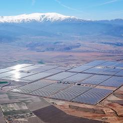 Drygt 150 megawatt stora Andasol solkraftverket är ett kommersiellt soltermiskt kraftverk med paraboltråg, beläget i Spanien. Anläggningen använder tankar med smält salt för att lagra solenergi. Foto: Wikipedia Commons, Kredit: Kallerna 

Andasol solkraftverk