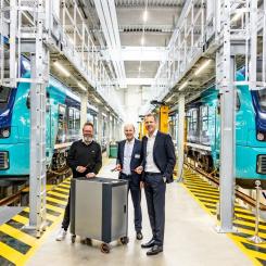 FLIRT Akku-tåget är den batteridrivna versionen av FLIRT-serien från Stadler. Schleswig-Holsteins kollektivtrafikförbund (NAH.SH) beställde 55 tvåbils FLIRT Akku-tåg på uppdrag av delstaten Schleswig-Holstein i juli 2019 som en del av ett innovationspartnerskap. De batteridrivna multipelenheterna har varit i reguljär trafik sedan oktober 2023 som världens första batterielektriska tågflotta. Foto: Stadler