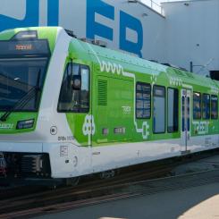 Stadler och FAL presenterar Europas första smalspårståg med batteridrift – minskar koldioxidutsläppen med 1 300 ton per år. Foto: Stadler