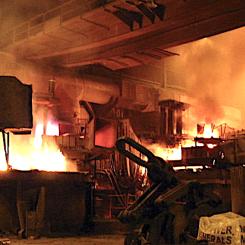 Stålfabrik med två ljusbågsugnar. Foto: Wikipedia Commons Lic. Kredit: Payton Chung,