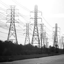 Rad av elstolpar i Webster, Texas. Dessa torn förde tidigare elektricitet från ett koleldat kraftverk. Foto: Wikipedia Commons, kredit. Jim Evans