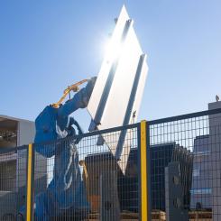 Terabase innovation Terafab effektiviserar byggandet av solkraftverk med en modern fabriksmetod. Det är världens första automatiserade, robotassisterade och digitala fältfabrik för konstruktion av solkraftverk. Enligt Terabase förbättras effektiviteten också genom hög genomströmning, dygnet runt-drift och modularitet. Därmed uppnås en fördubblad arbetskraftens produktivitet. Terafab utnyttjar sammankopplade digitala och fysiska system. Foto: Terabase