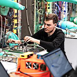 Genom att köra flera saltsmältningskretsar parallellt kan företaget samla driftdata, förbättra konstruktioner och ta fram tillförlitlighetsstatistik för pumpar, ventiler, värmeväxlare och sensorer. Totalt har Copenhagen Atomics nu samlat mer än 100 000 timmar av sammanlagd pumptid i sina testanläggningar, och flera pumpar har varit i drift i över ett år. Foto: Copenhagen Atomics