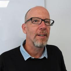 Civilingenjören Thomas Steenberg, en av grundarna av Copenhagen Atomics, visade runt på anläggningen och berättade om fördelarna med torium som kärnbränsle. Företagets motto: ”Energy equals Prosperity”.