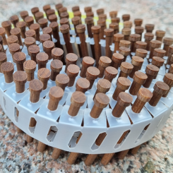 45 000 spikar av trä i stället för stål – i Karlshammar testar E.ON hur även små materialval kan minska klimatavtrycket i framtidens elnät. Foto: Gerd Karlsson, Omexon