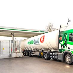 En lastbil från tyska biobränsleföretaget Verbio Bio levererar LNG till en av BayWas anläggningar. BayWa erbjuder bränslet från Verbio på elva stationer. Foto: Verbio SE