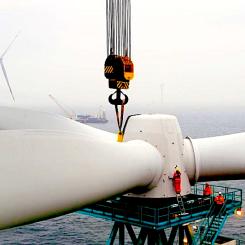 Vindkraftsmontage till sjöss. Foto: Deutsche Stiftung Offshore Windenergie