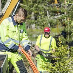 Medarbetare från Umeå Energi och Umeå Entreprenad samarbetar i samband med grävning. Foto: Umeå Energi