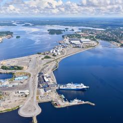 Projektet Blue Supply Chains undersöker möjligheten att erbjuda fossilfria bunkringsbränslen och elladdning i svenska hamnar. Foto från Umeå Hamn, foto: Lars Lindh.