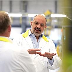 Laurent Odeh, kommersiell chef på Urenco (till höger), bedömer att världen kommer att ha betydligt mer installerad kärnkraftskapacitet år 2050 än i dag. Att tredubbla kapaciteten, vilket flera länder och organisationer eftersträvar, ser han som en mycket ambitiös målsättning.  Foto: Urenco